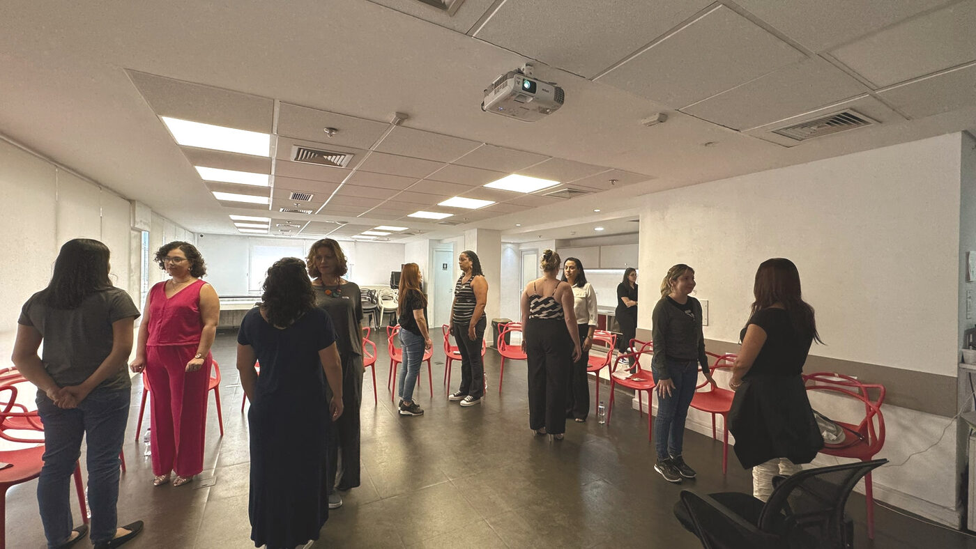 Vivência de constelação em grupo, participantes em roda