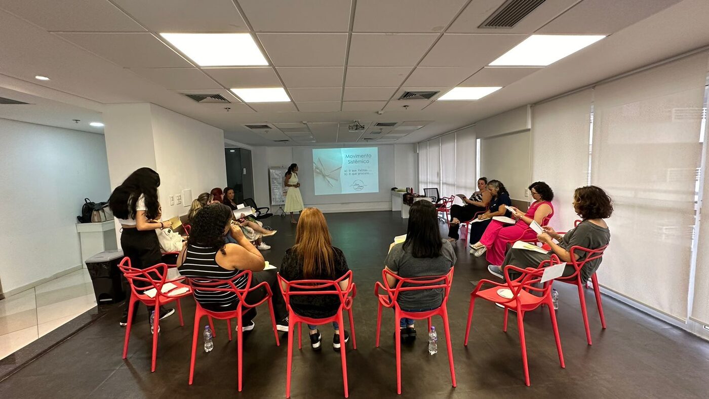 Laura Lamim conduzindo vivência em grupo