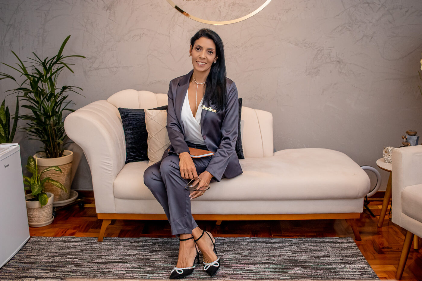 Laura Lamim, terapeuta sistêmica, em seu consultório em Santo André
